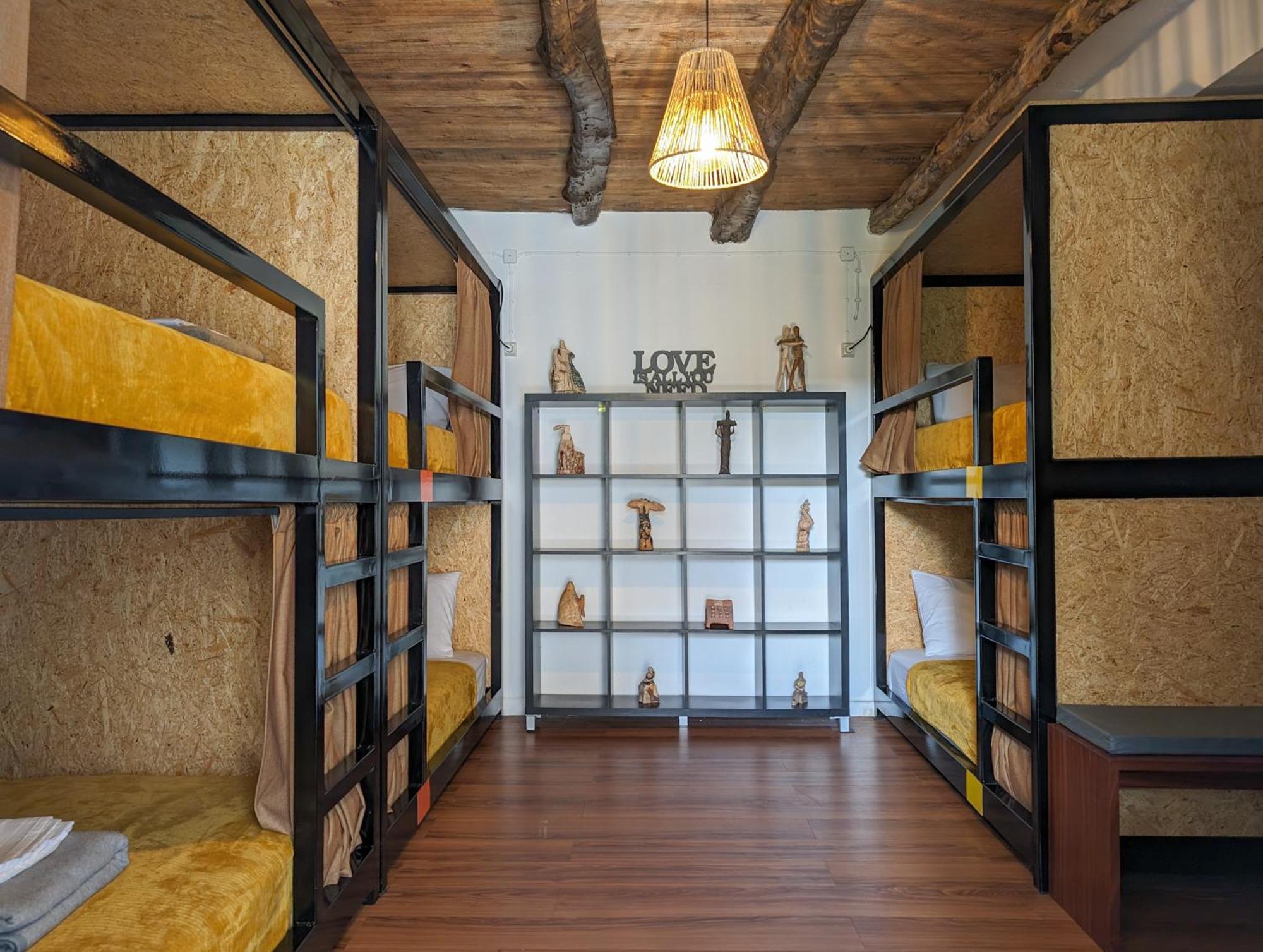 Loving Strangers Hostel Мадалена Екстер'єр фото