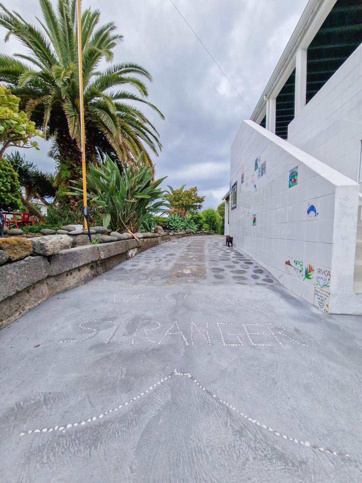 Loving Strangers Hostel Мадалена Екстер'єр фото